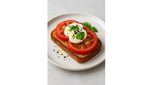 Tomaten-Mozzarella-Toast mit schwarzem Lava-Meersalz